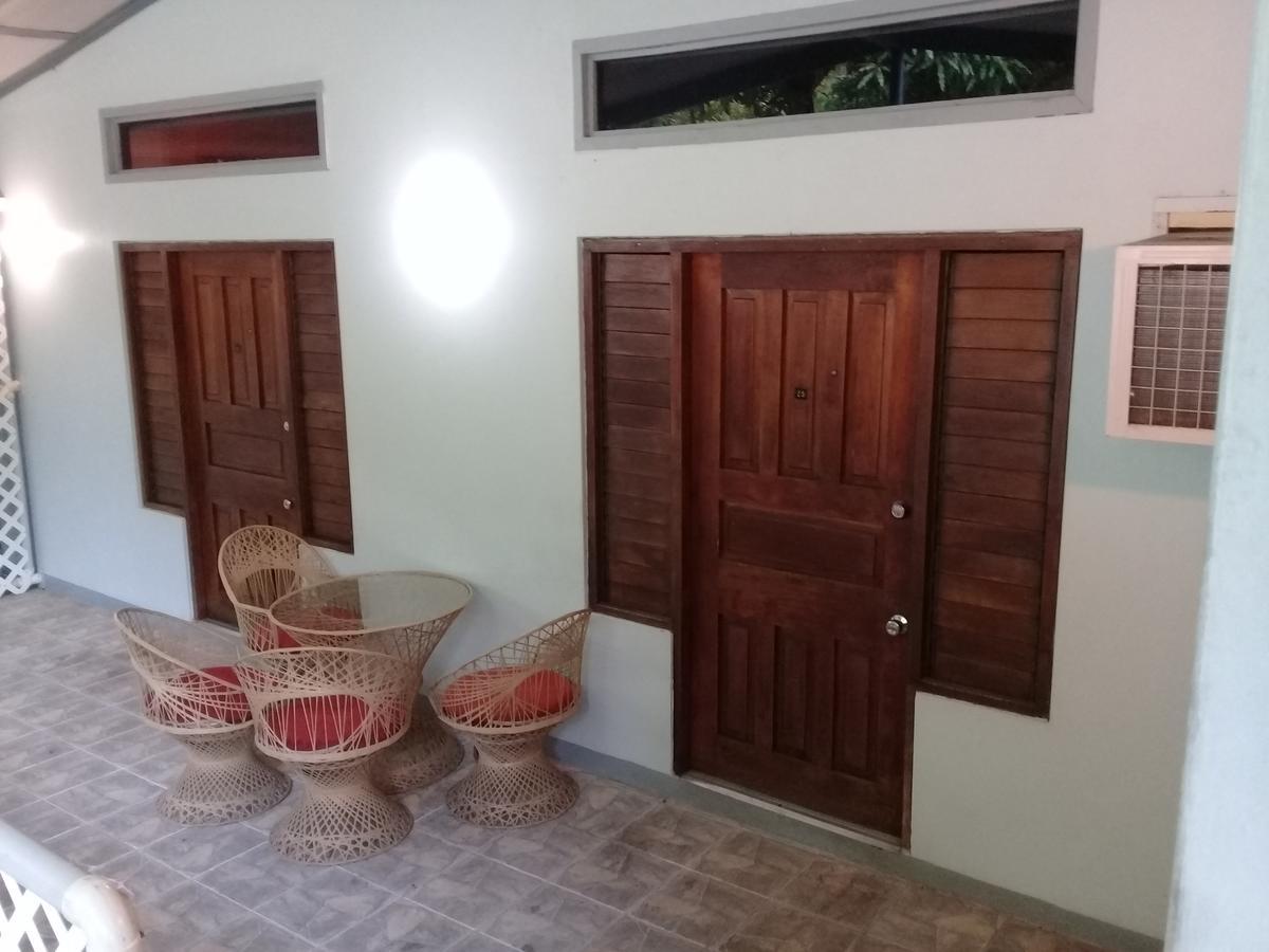 Monique'S Guest House Maraval Exterior foto